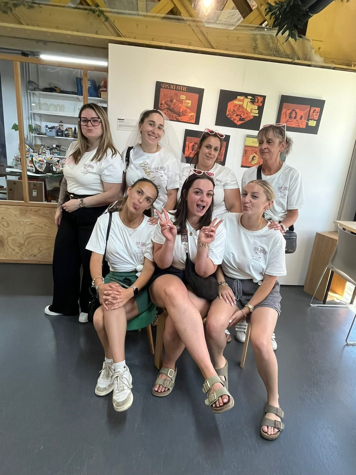 Séance de tatouage fine line lors d'une session EVJF à Bordeaux