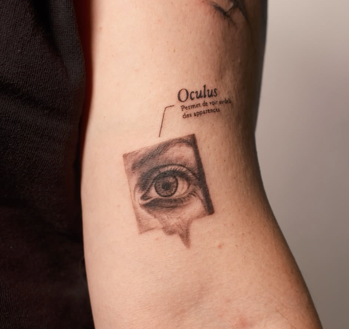 Détail d'un tatouage micro-réalisme en noir et gris
