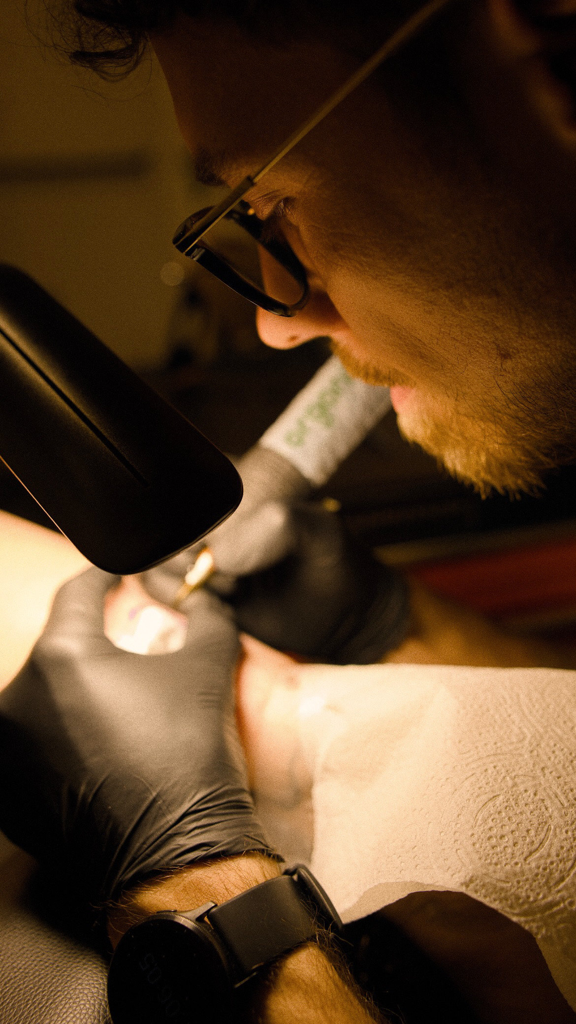 Plan de travail tatouage, studio Couleur Gris Bordeaux
