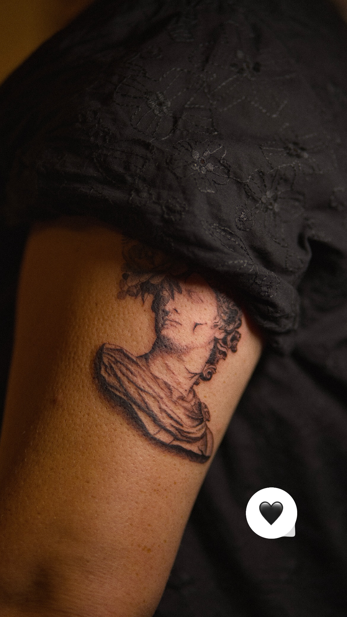 Tatouage fine line détaillé, Couleur Gris Bordeaux