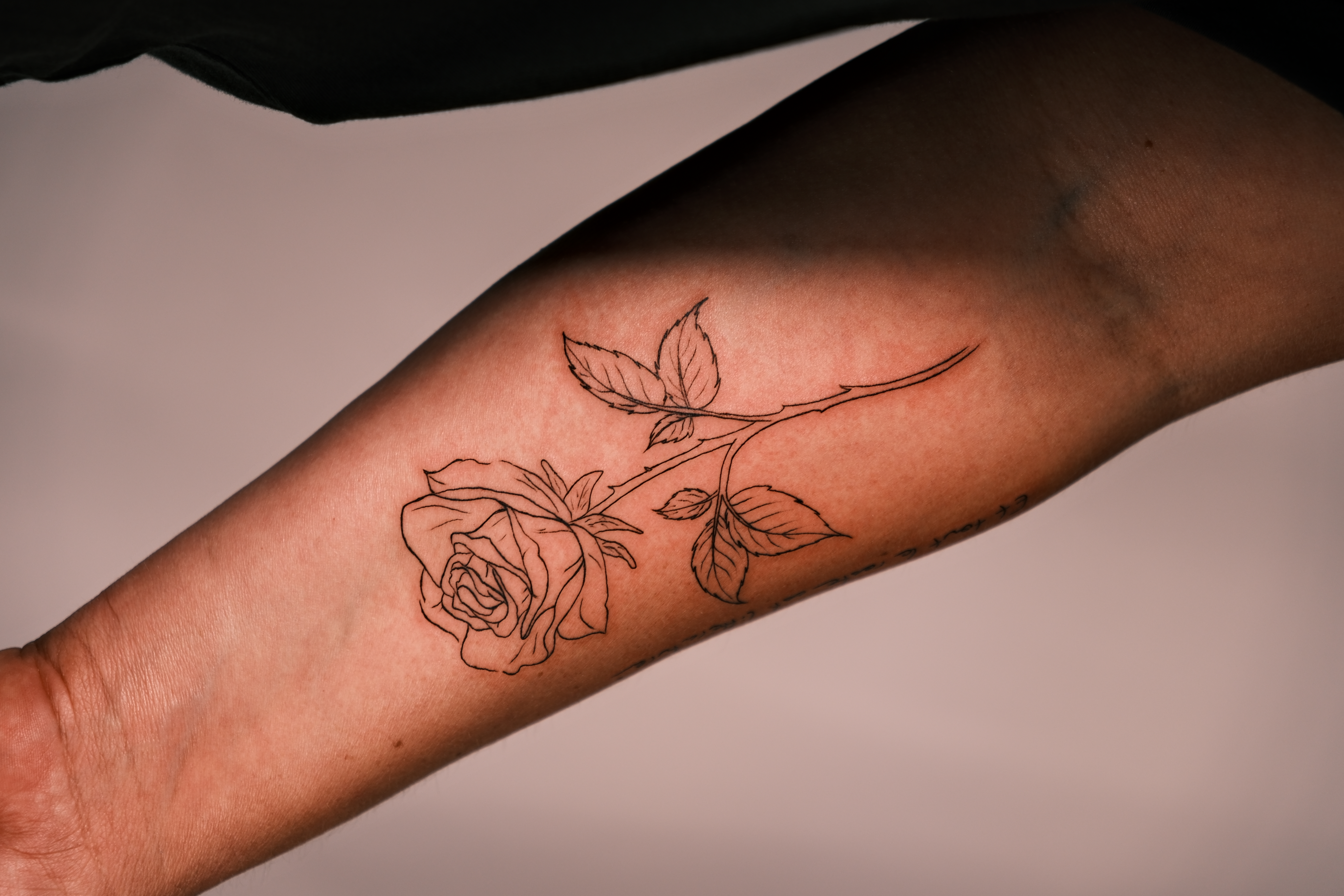 Tatouage fine line noir et gris, Couleur Gris Bordeaux